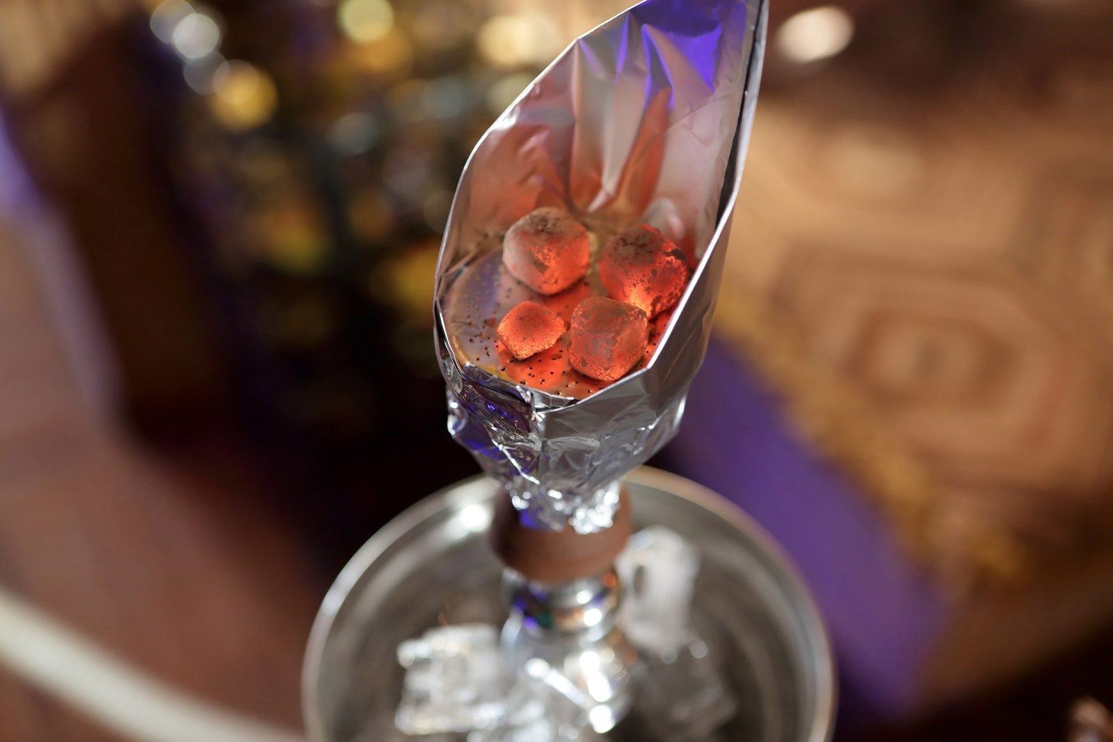 Shisha: Carbones encendidos sobre la cazoleta de una shisha